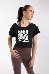 Čierne crop tričko Davinia s nápisom 'Born to Skate', ideálne pre krasokorčuľovanie a voľný čas. Čierne crop tričko Davinia s nápisom 'Born to Skate', ideálne pre krasokorčuľovanie a voľný čas.