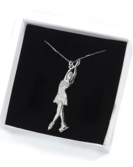 Silberne Kette mit einem Anhänger des Eiskunstläufers SKATER