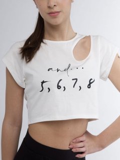 Crop top „5,6,7,8“ s výstřihem na rameni
