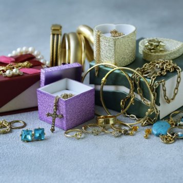 Jakými šperky a doplňky zaujmout ve společnosti či na party?