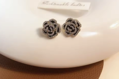 Elegantní černo zlaté náušnice Rose