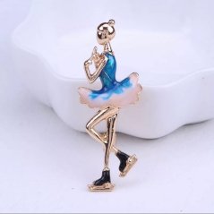 Модная брошь фигуристки в пируэте